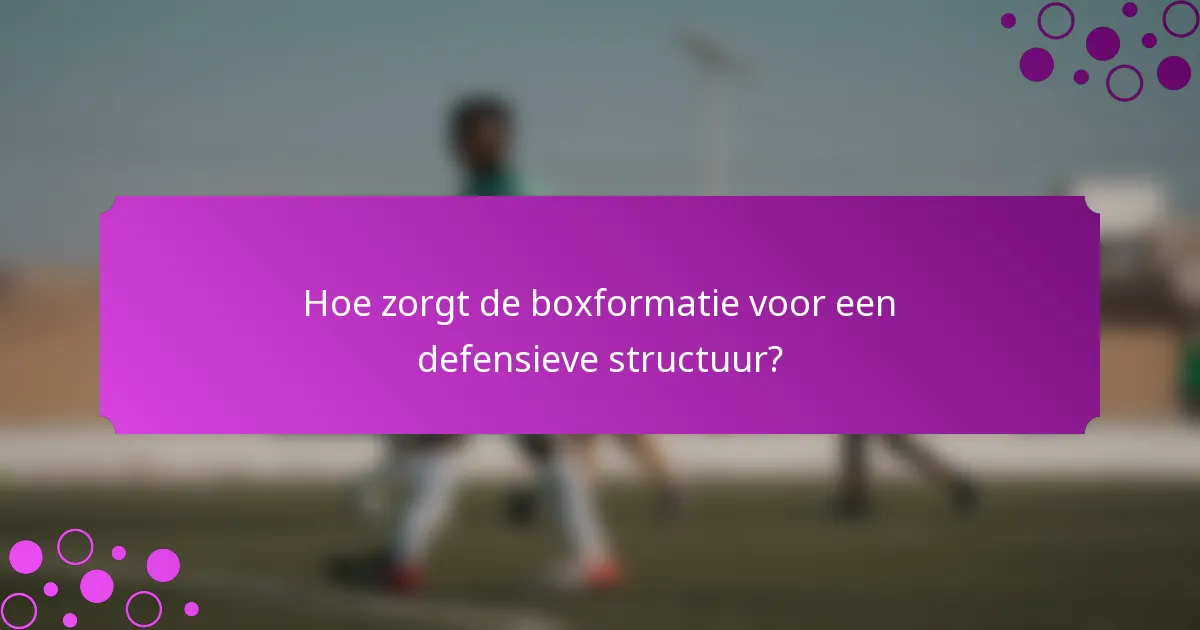 Hoe zorgt de boxformatie voor een defensieve structuur?